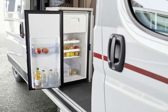 Lav mad (næsten) som derhjemme. Optimal udnyttelse af plads og areal. Det store køleskab er let tilgængeligt både udefra og indefra, da døren har en åbningsvinkel på 180°.