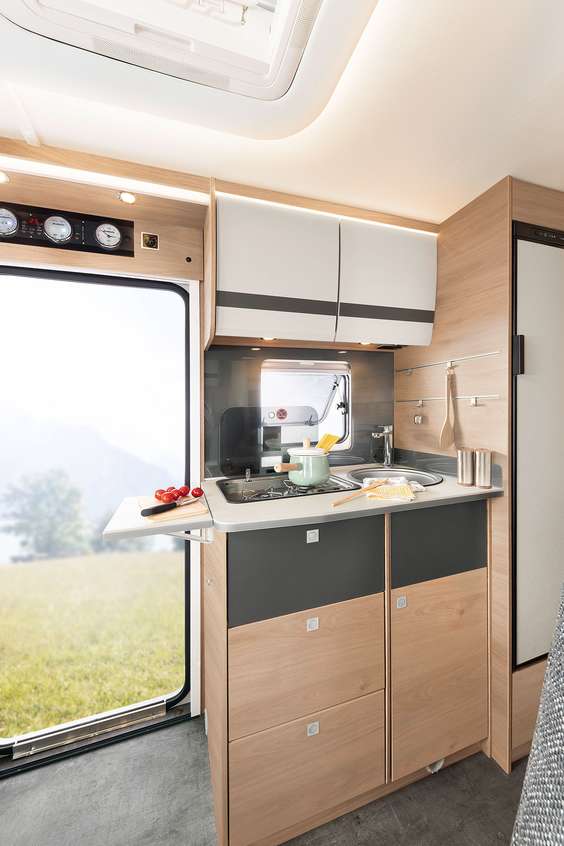Kompakt og alligevel komplet: Fuldtudstyret køkken med varmtvandsforsyning, gaskomfur, store skuffer og køleskab • I 6
