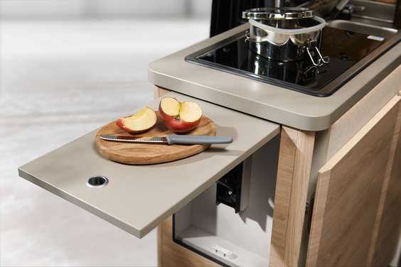 Komfortabelt køkkenbord, der kan udvides med den stabile udklappelige bordplade.