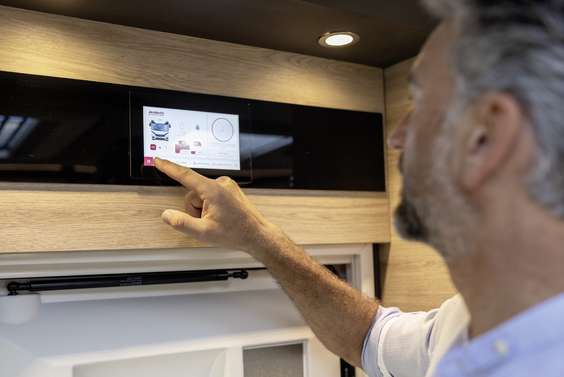Dit digitale kontrolcenter! Hent vigtige køretøjsdata og styr relevante forbrugere såsom køleskab, varme eller klimaanlæg via touchdisplayer på instrumentbrættet, i bodelen eller via mobil-appen