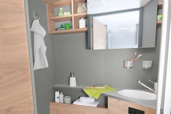 Lyst og moderne toiletrum med praktisk spejl, der kan skubbes til siden, samt mange fralægnings- og opbevaringsmuligheder •T 7052 DBL
