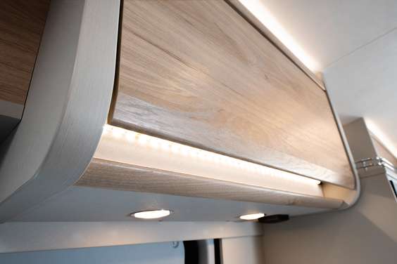 Indirekte belysning på overskabe og køkkenskuffer sørger for hjemlig atmosfære