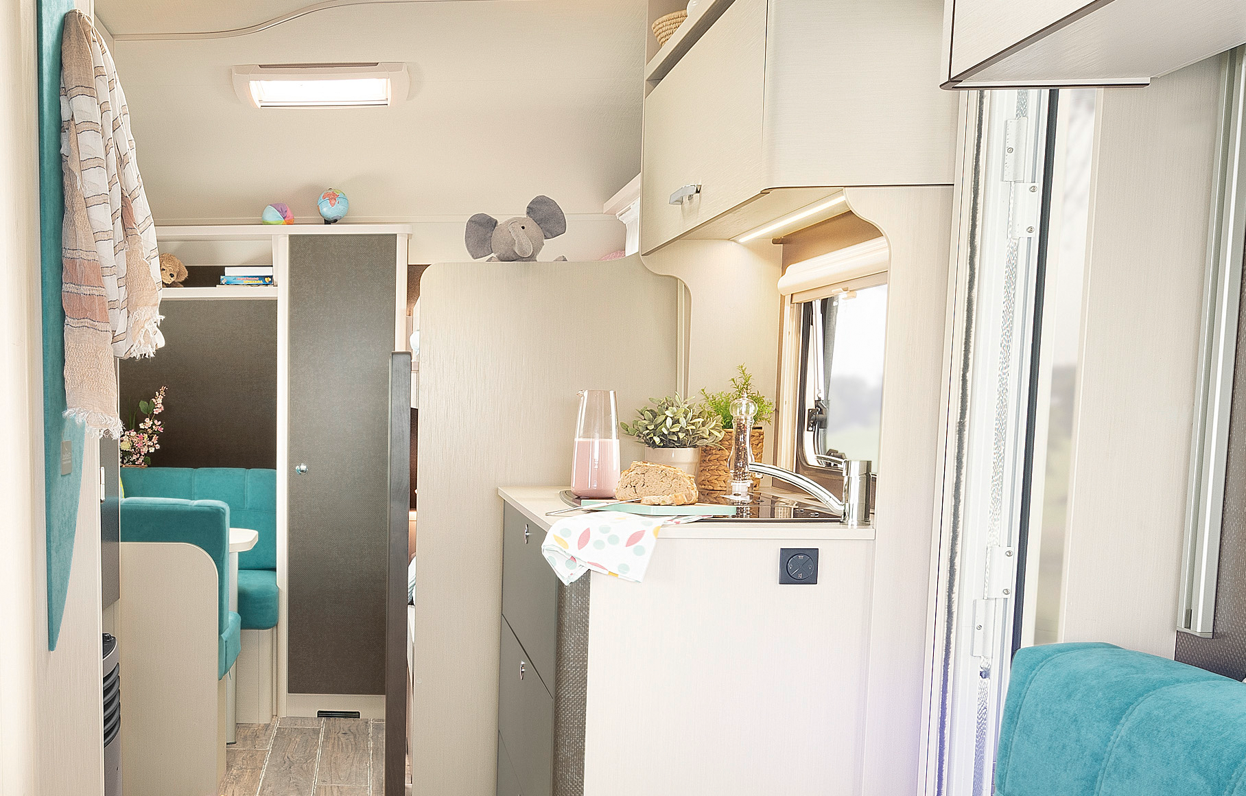 Køkkenet i c’go fremstår i moderne design og har god plads til alle typer køkkenredskaber • 525 KR | Blue Lagoon