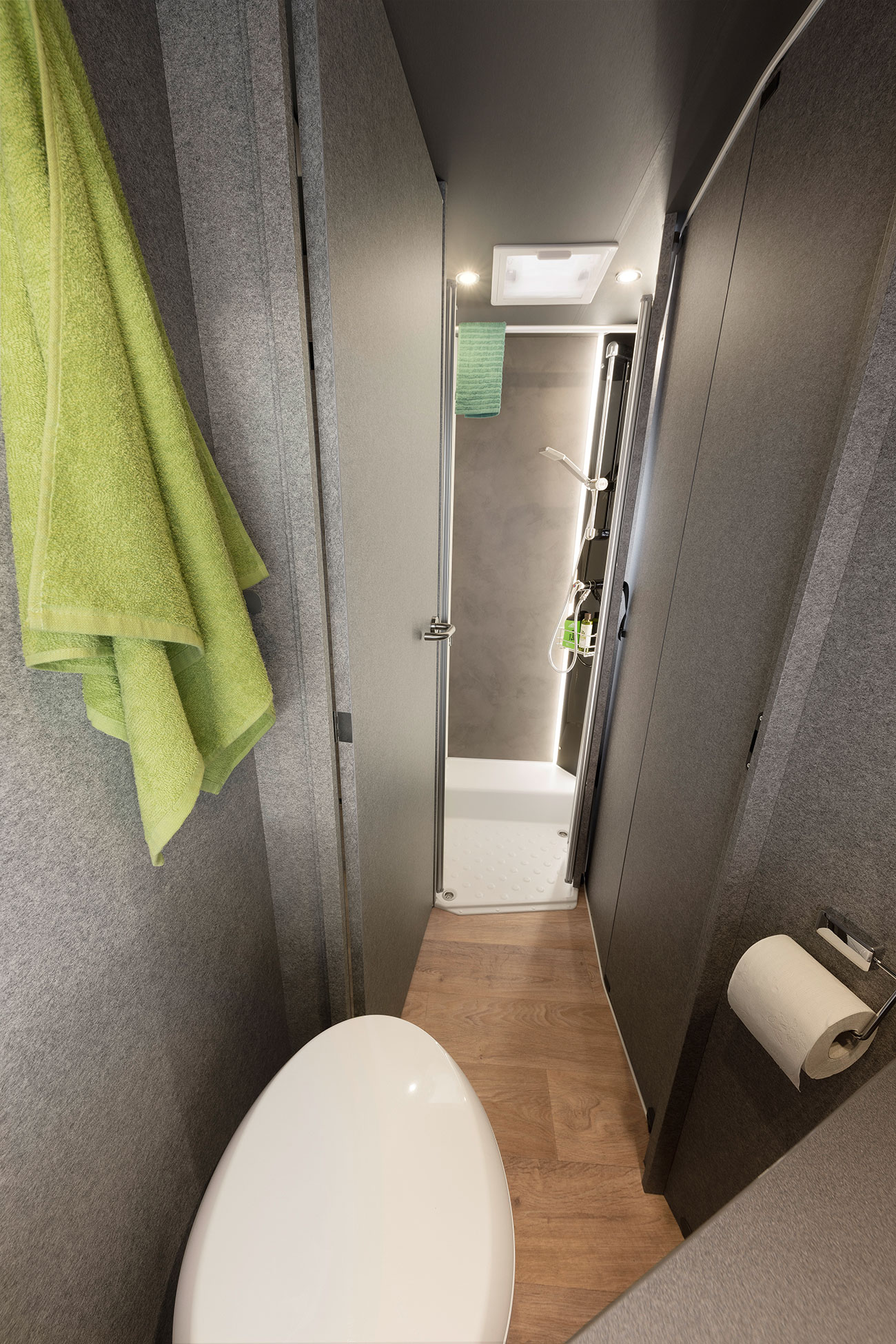 En smart løsning er baderummet (modelafhængigt). Gennemgangen til bodelen kan lukkes med badeværelsesdøren. Således opstår der et stort bade- og omklædningsrum med masser af privatsfære. Badet kan adskilles indtil soverummet med en træskydedør.