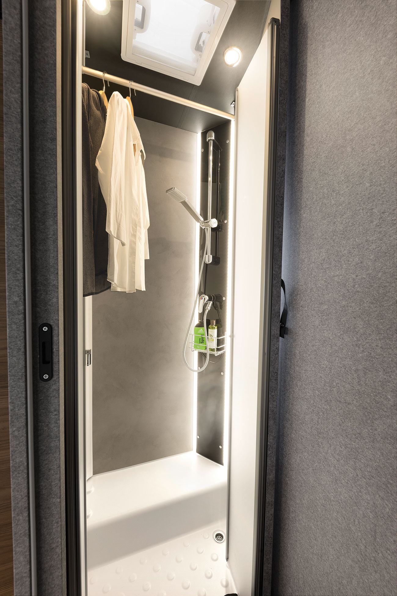 Når brusekabinen ikke benyttes, kan den omdannes til tørrerum for vådt tøj eller blot til klædeskabsudvidelse.