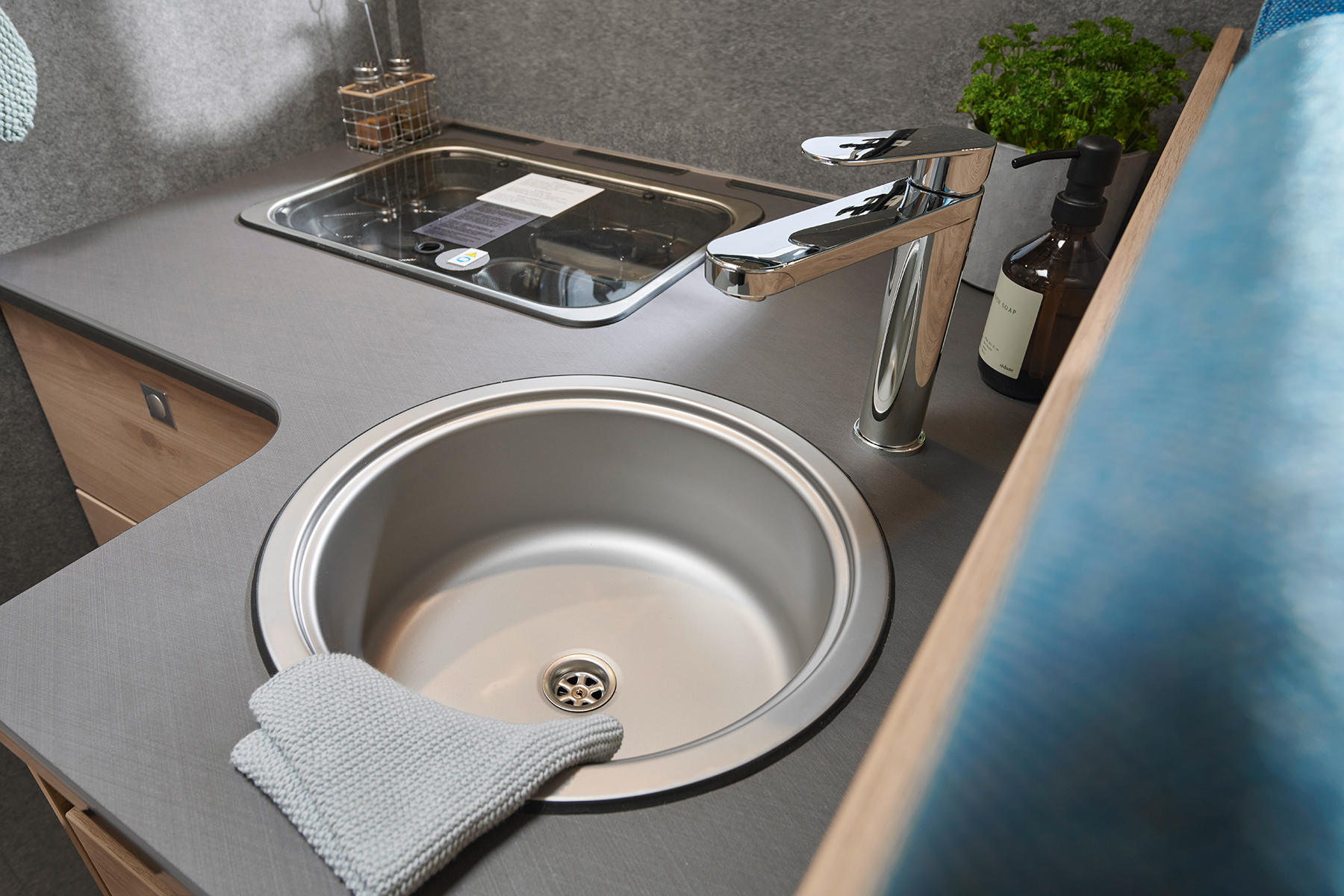 I den store køkkenvask kan selv store gryder og pander vaskes op takket være den høje vandhane.