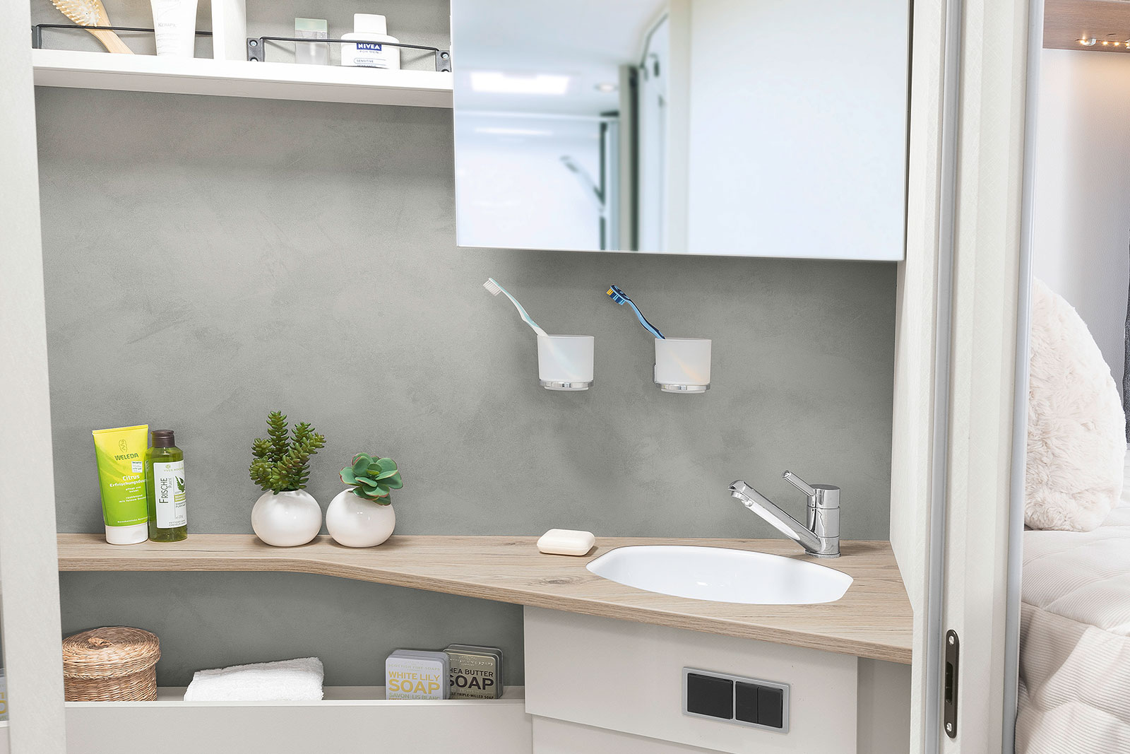 Heller und moderner Toilettenraum mit praktischen seitenverschiebbarem Spiegel und vielen Ablage- und Verstaumöglichkeiten • I 7057 EB
